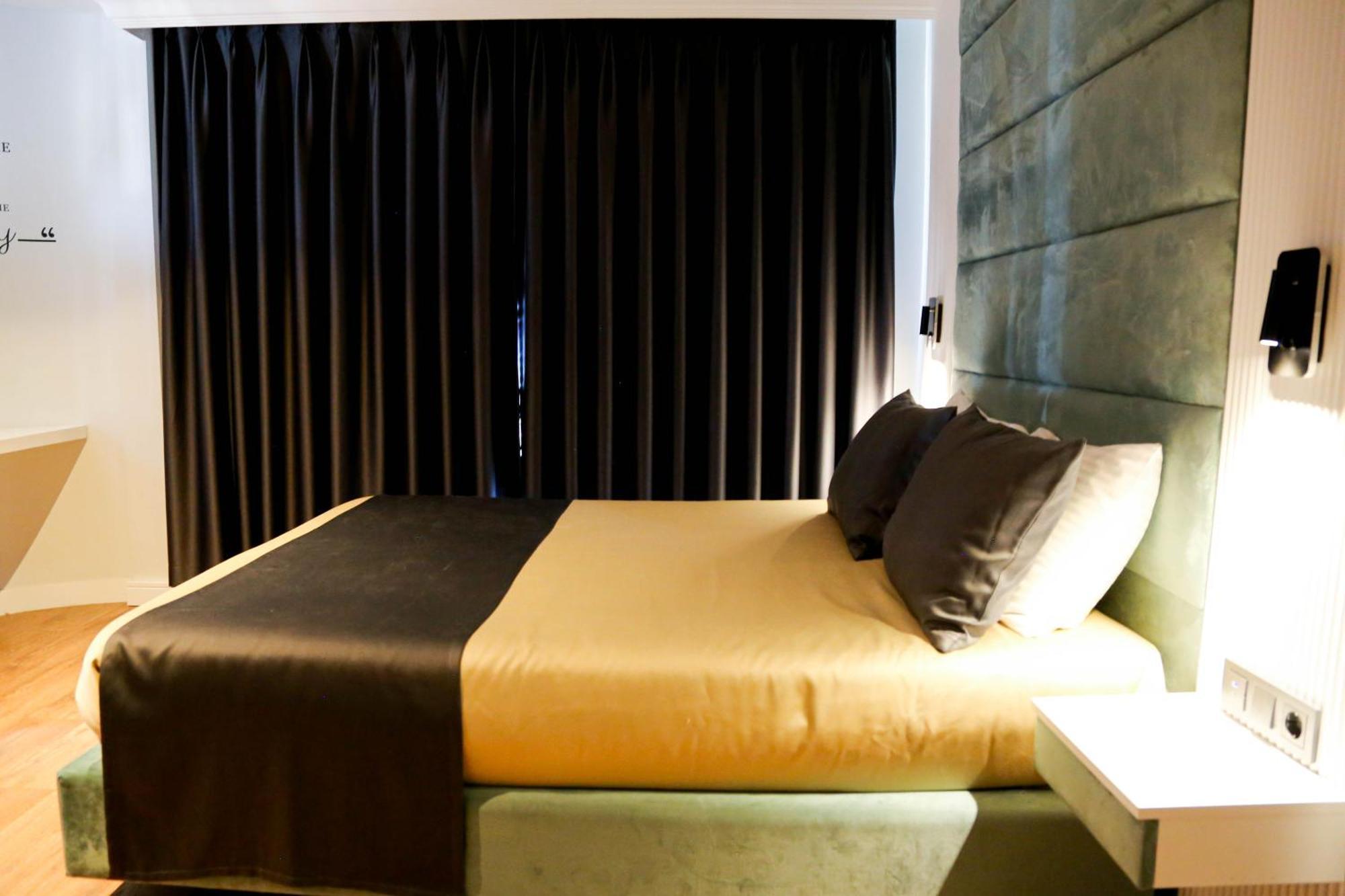 Axu Airport Hotel Arnavutkoy Exteriér fotografie A bedroom at the hotel
