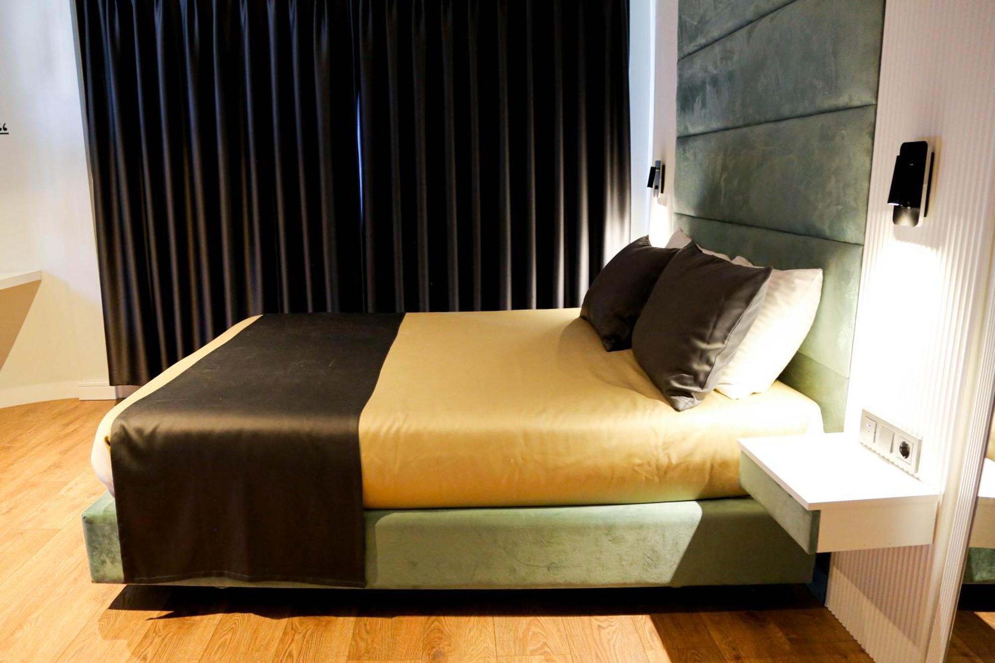 Axu Airport Hotel Arnavutkoy Exteriér fotografie A bed