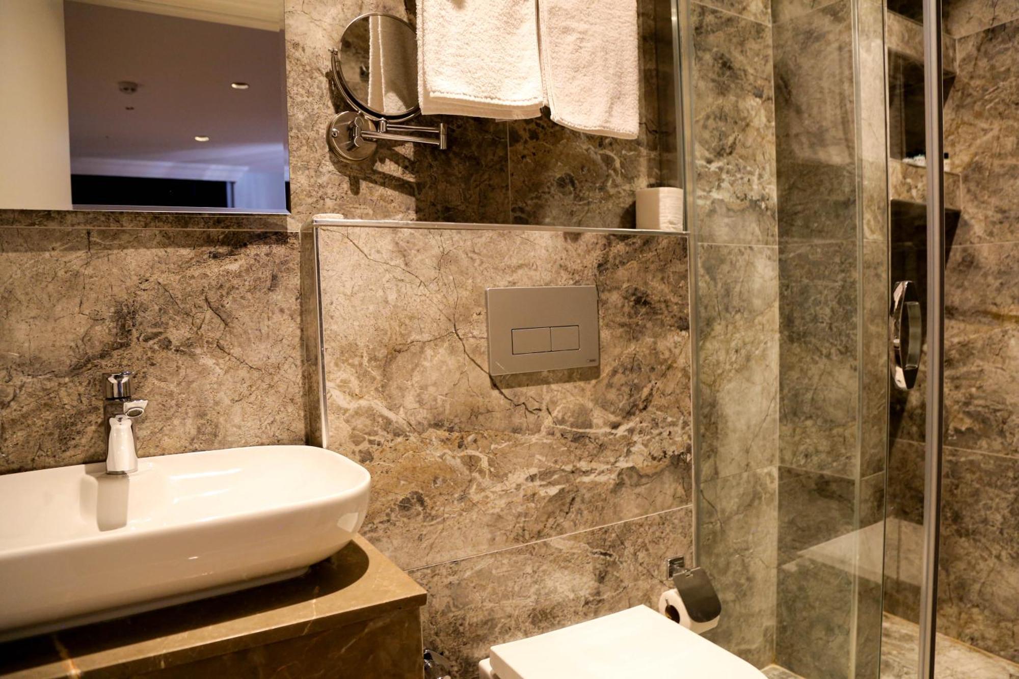 Axu Airport Hotel Arnavutkoy Exteriér fotografie A bathroom with a shower cubicle
