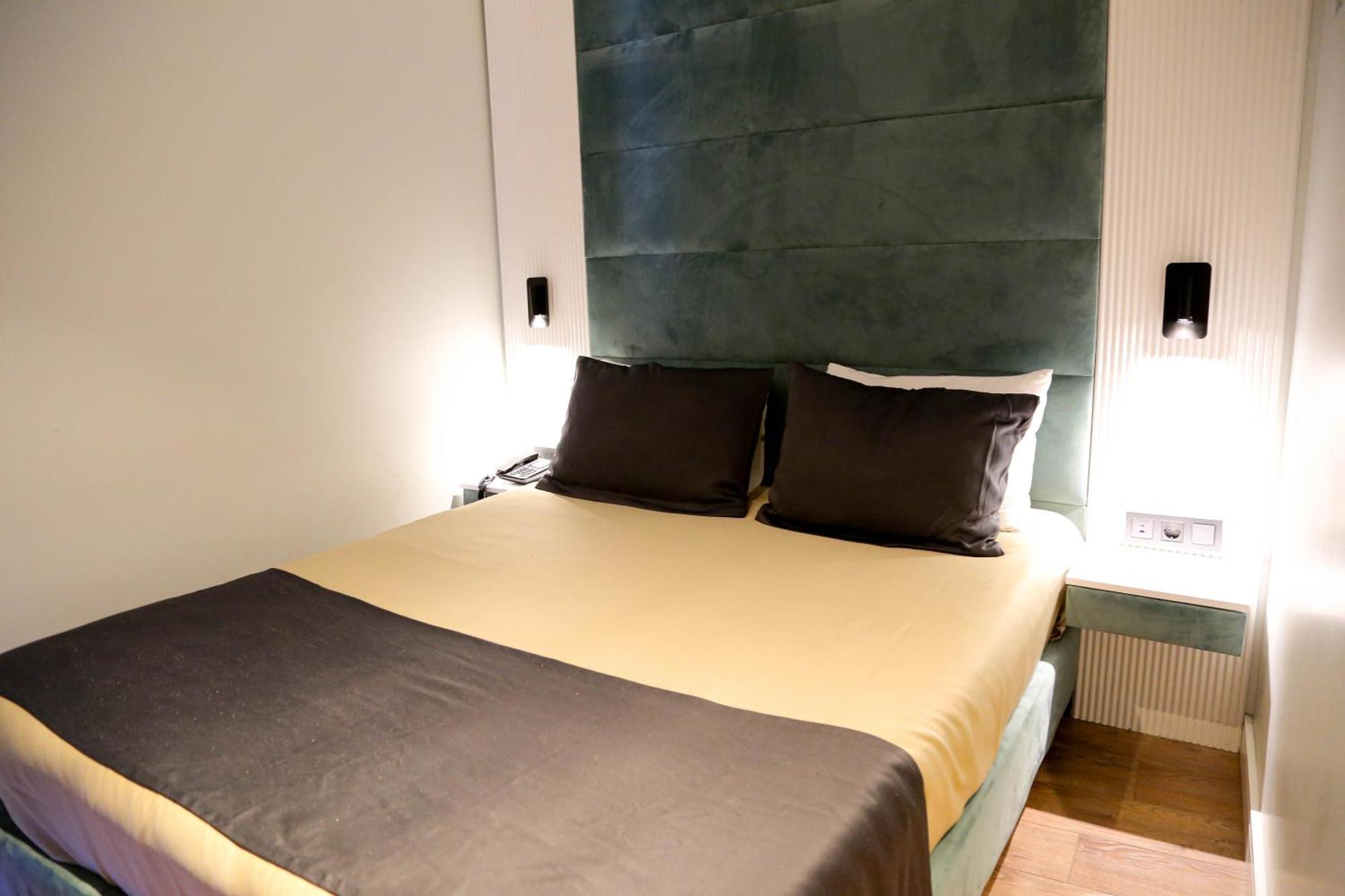 Axu Airport Hotel Arnavutkoy Exteriér fotografie A bedroom at the hotel
