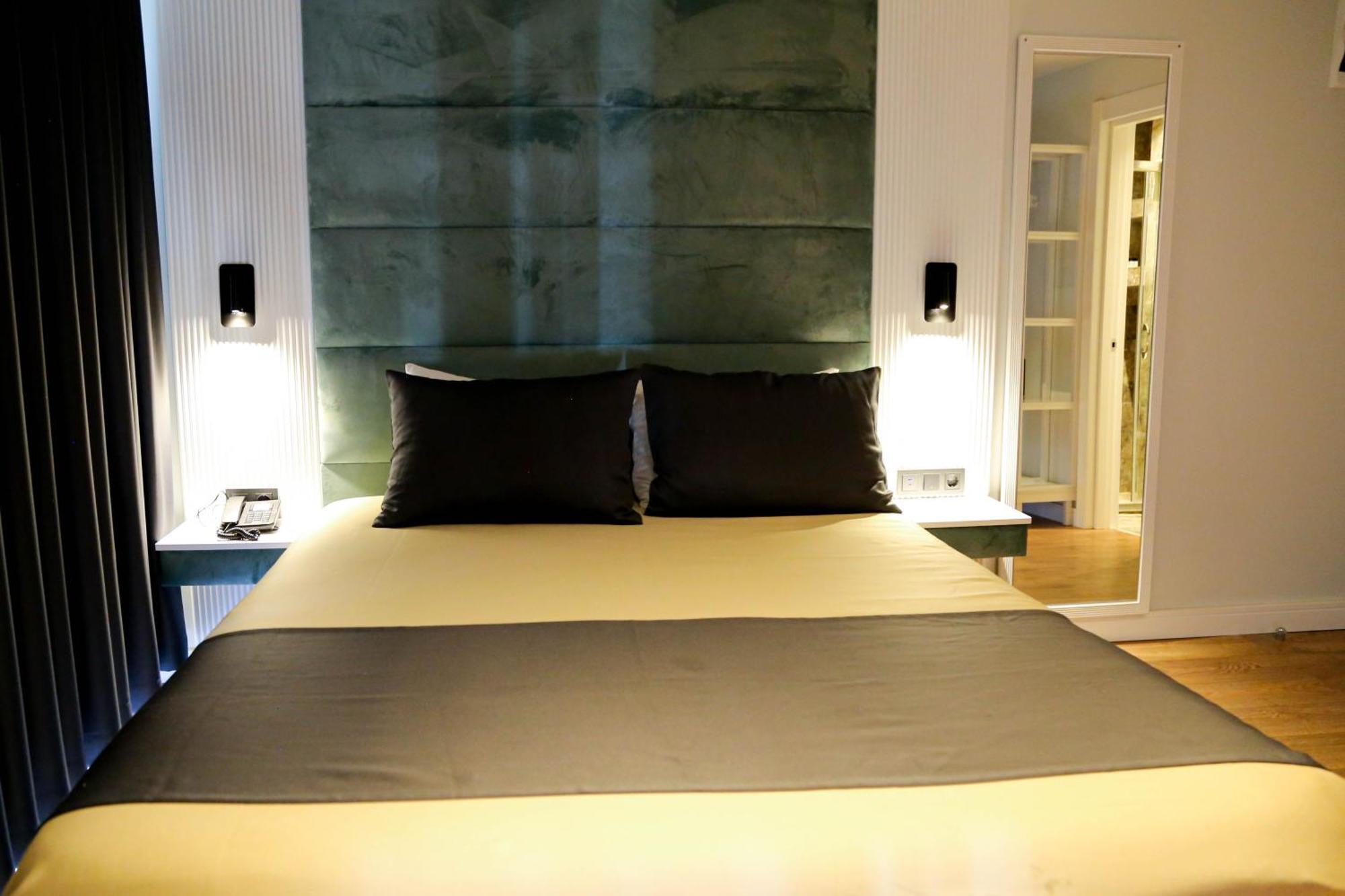 Axu Airport Hotel Arnavutkoy Exteriér fotografie A bedroom at the hotel