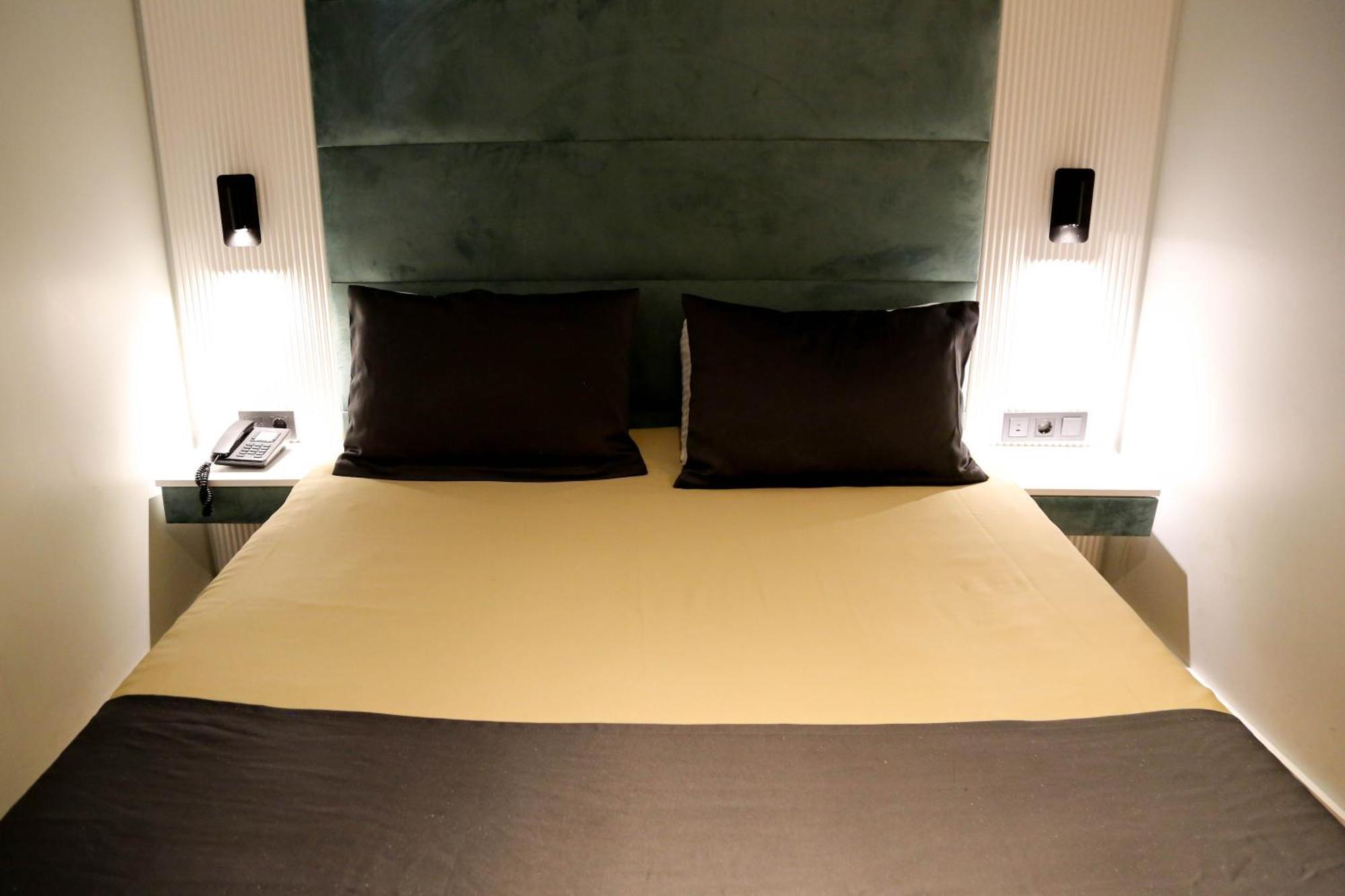Axu Airport Hotel Arnavutkoy Exteriér fotografie A bed