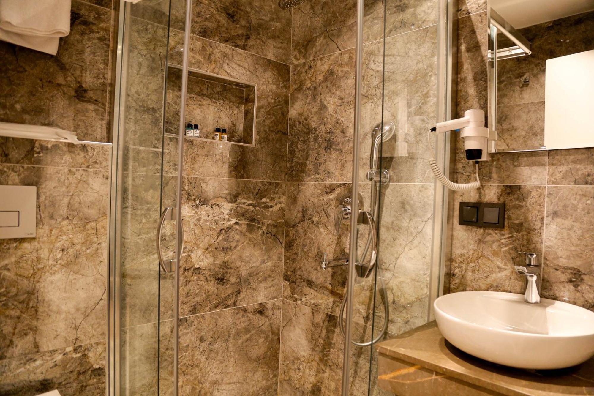 Axu Airport Hotel Arnavutkoy Exteriér fotografie A shower enclosure