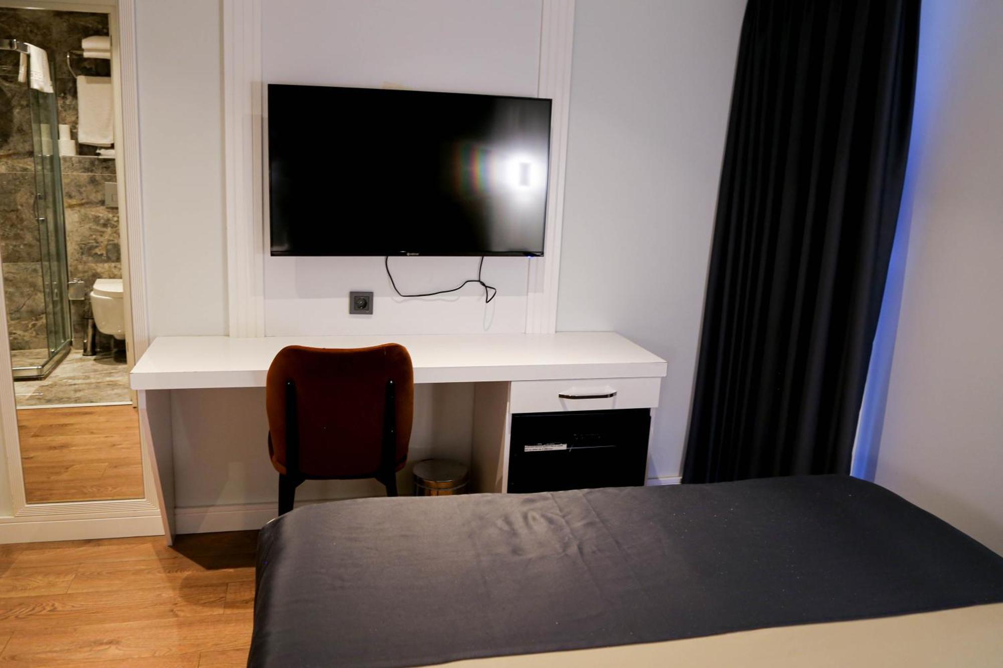 Axu Airport Hotel Arnavutkoy Exteriér fotografie A television in a hotel room