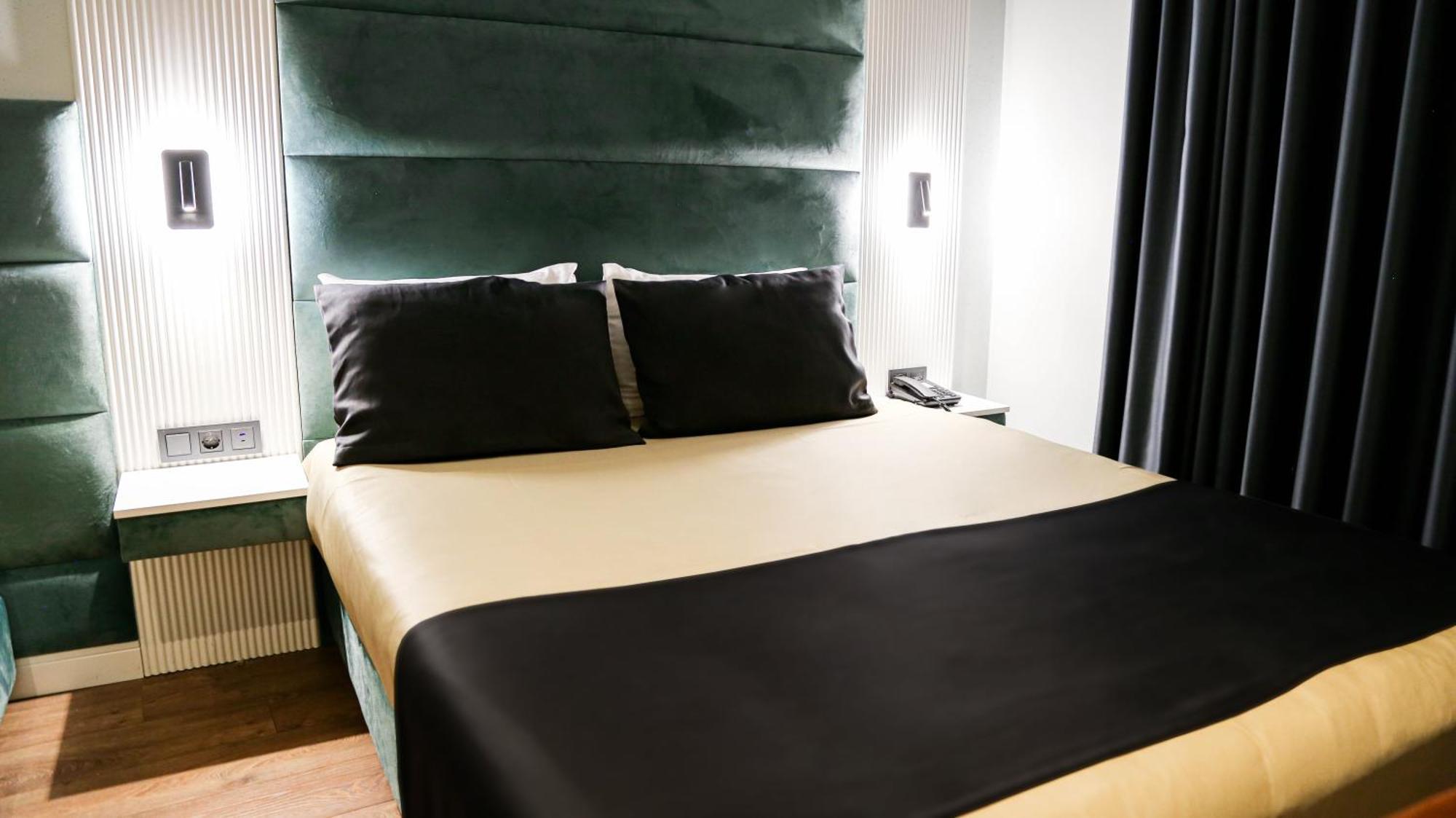 Axu Airport Hotel Arnavutkoy Exteriér fotografie A bed with a bed runner